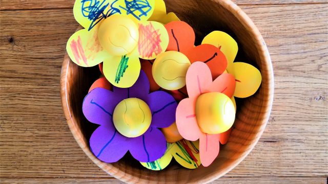 Blume aus Ü-Ei Verpackung