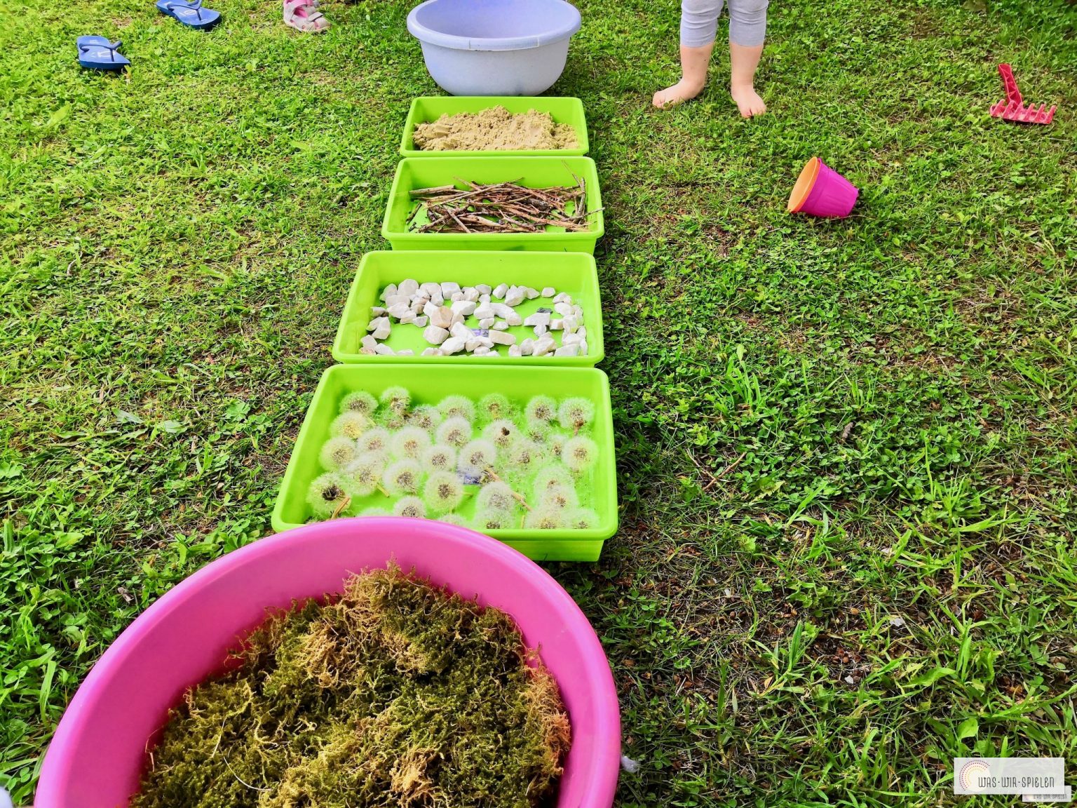 DIY Barfußweg mit Naturmaterialien - waswirspielen.com