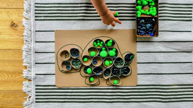 Sensory Play mit upcycling Klorollenbildern