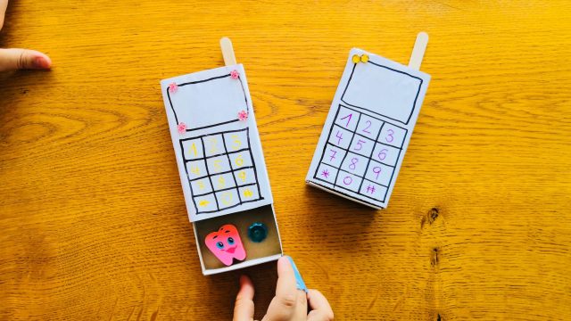 DIY Spiel-Telefon aus Müll mit Geheimfach