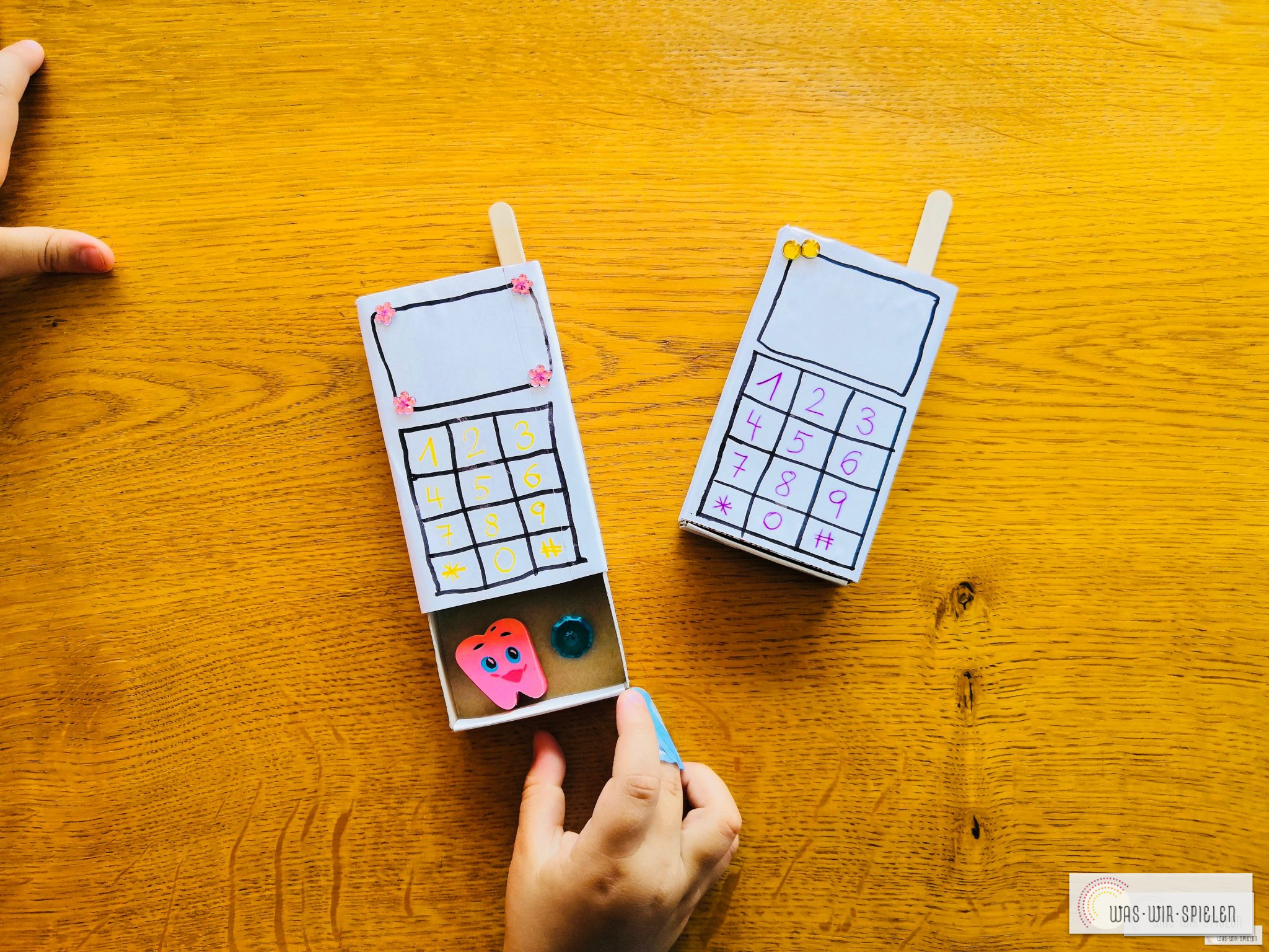 spielzeug aus müll DIY Spiel-Telefon aus Müll mit Geheimfach - waswirspielen.com