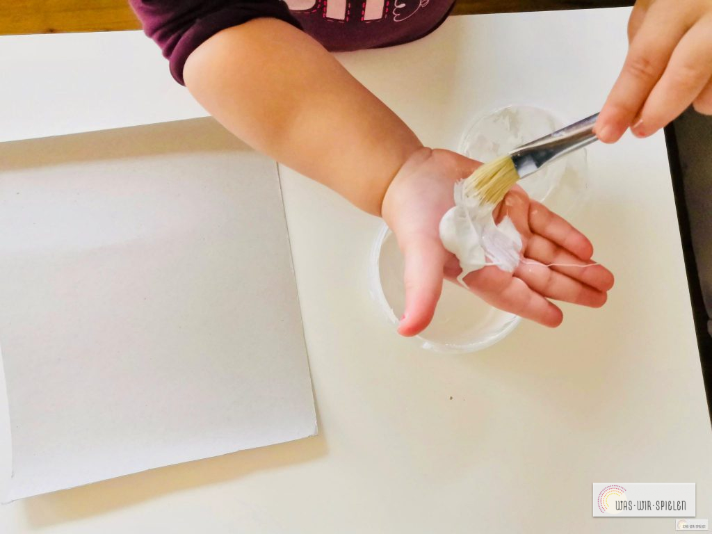 Kleinkinder lieben es Handabdrücke zu machen 