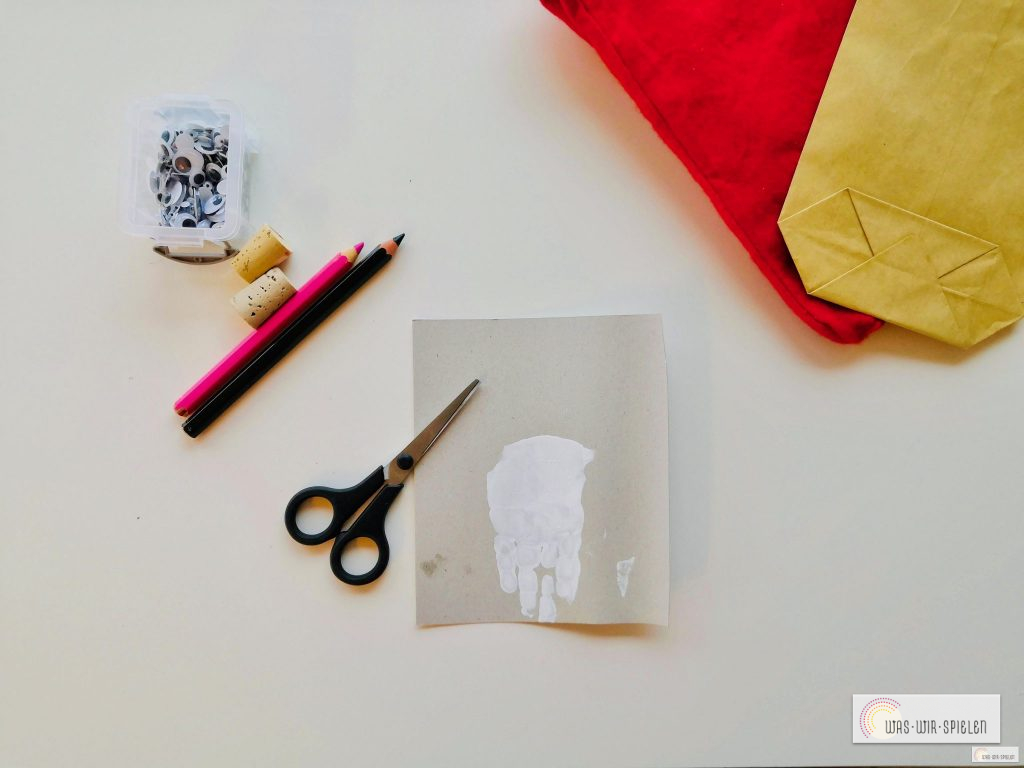 Das Gesicht und der Bart des DIY Nikolaus ist nun erkennbar