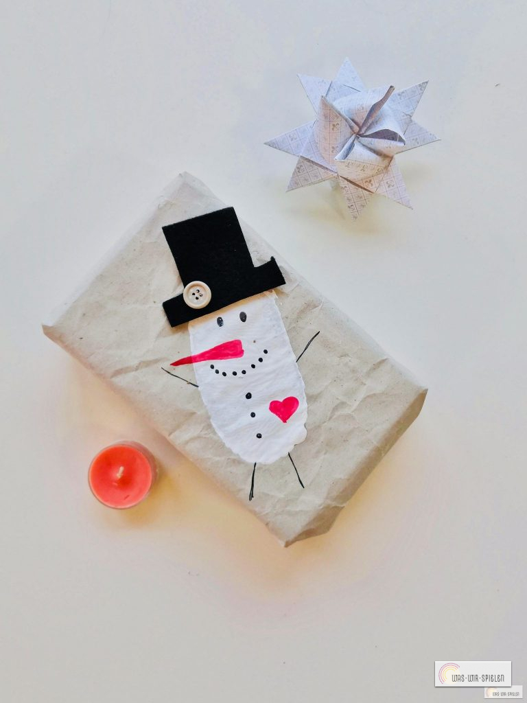 Geschenkpapier dekoriert mit einem Schneemann