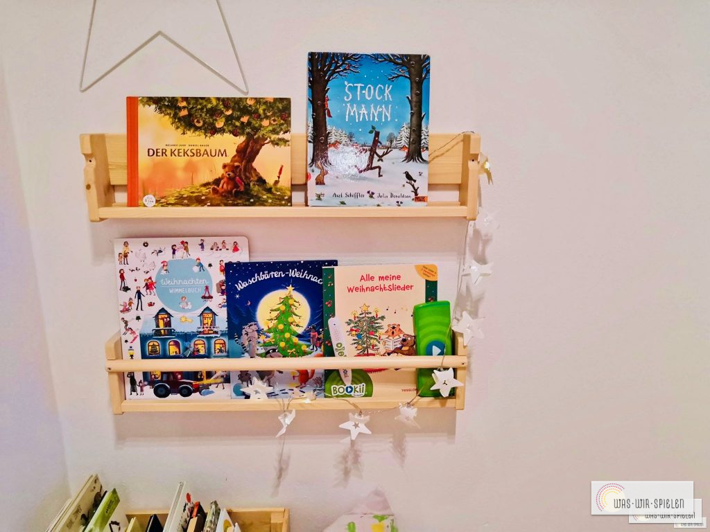 Unser weihnachtliches Bücherregal mit momentanen Lieblingsbüchern