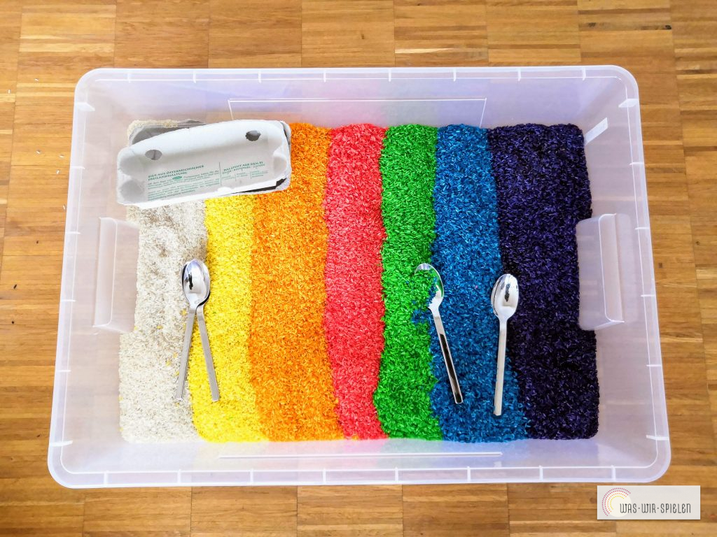 Eine Wanne voll Regenbogenreis bietet stundenlangen Spielspaß