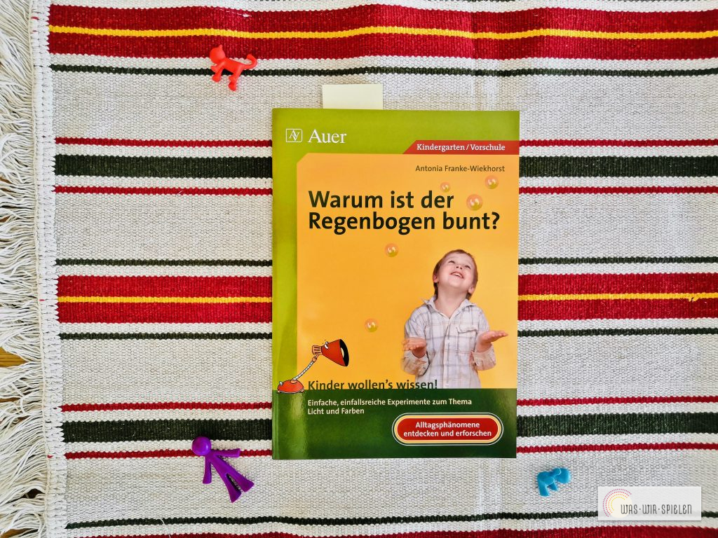 "Warum ist der Regenbogen" bunt ist ein spannendes Buch zum Thema "LIcht und Farben" mit vielen Anleitungen für Pädagogen