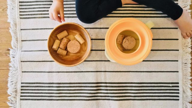 Einfache Spielideen für Babys mit Alltagsdingen