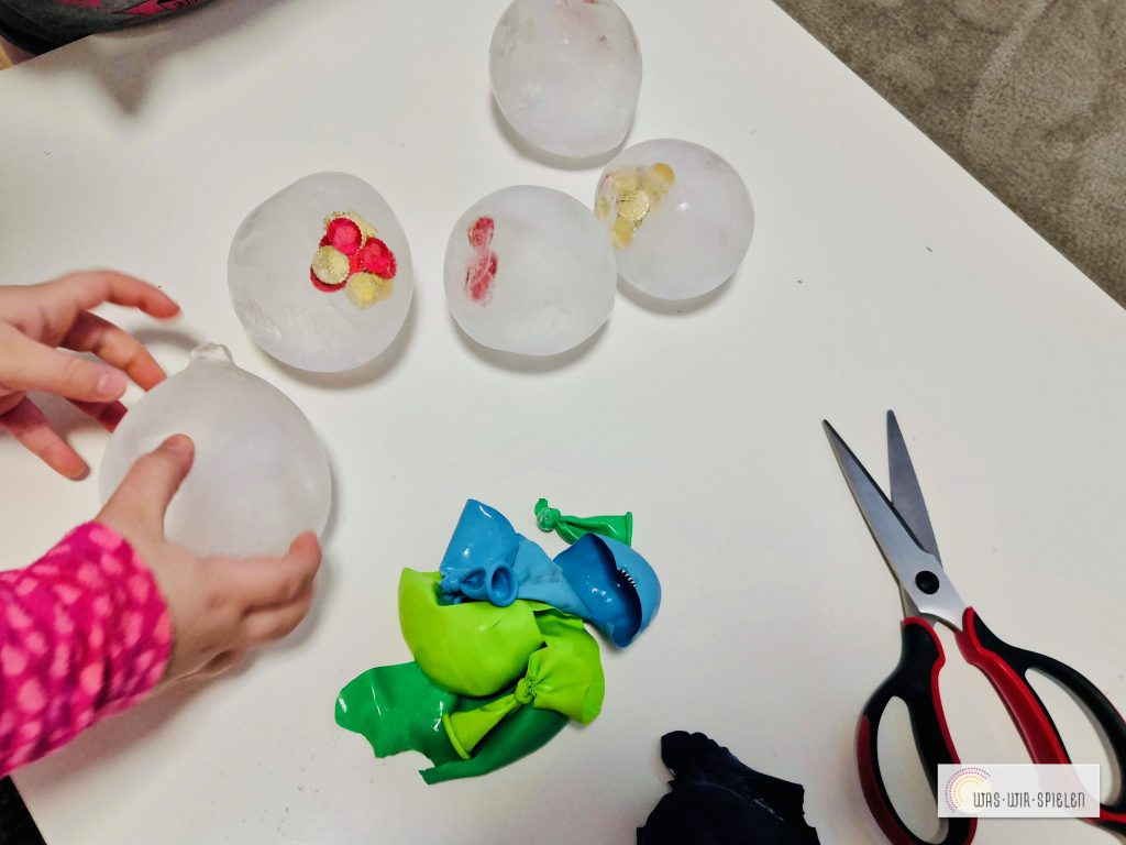 Lustige Eisbälle mit Hilfe von Luftballonen zaubern