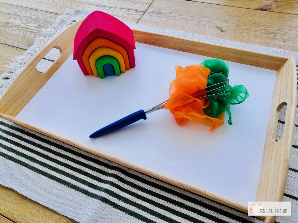 Greifspiele mit einem Schneebesen sind geeignet, sobald das Baby greifen kann