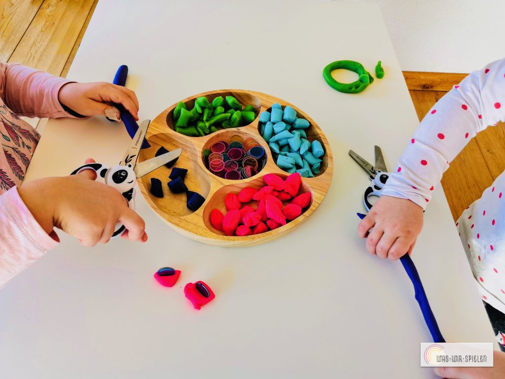 Schneideübung mit Knete