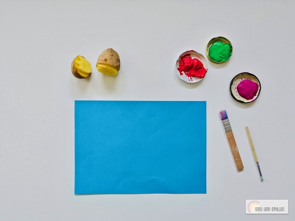 Ihr braucht Kartoffelstempel und Fingerfarbe