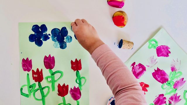 Farbenfrohe Blumenwiese für kleine Künstler