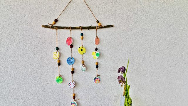 Kreatives Frühlingsmobile aus Modelliermasse