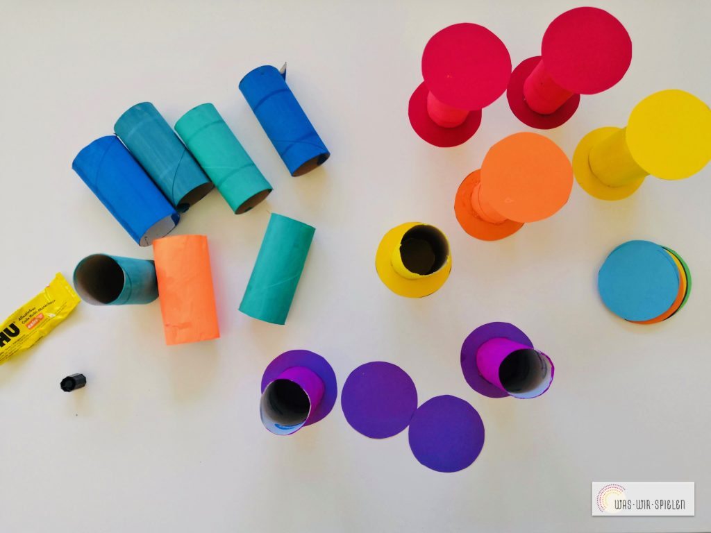 Nun werden die Kreise auf die Rollen geklebt