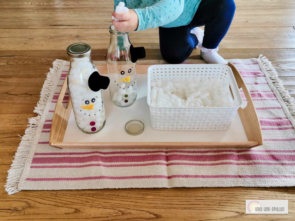 Das Befüllen mit Verpackungsmaterial schult Feinmotorik und Ausdauer
