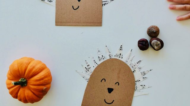Upcycling Igel aus Karton und altem Notenpapier