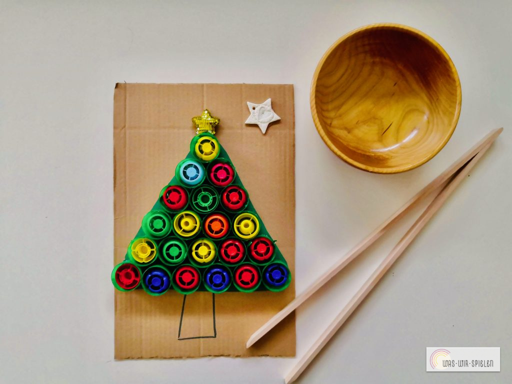 Feinmotorisches Training beim Befüllen des Weihnachtsbaumes