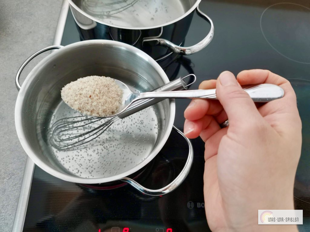 Die Flohsamenschalen werden im Wasser aufgekocht