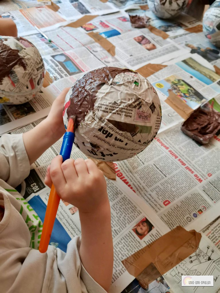 Die Rohlinge werden braun bemalt