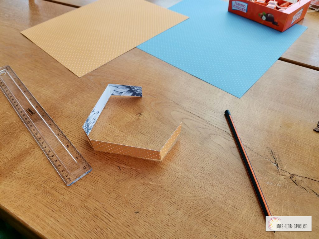 Die Linien werden mit dem Lineal gefalzt