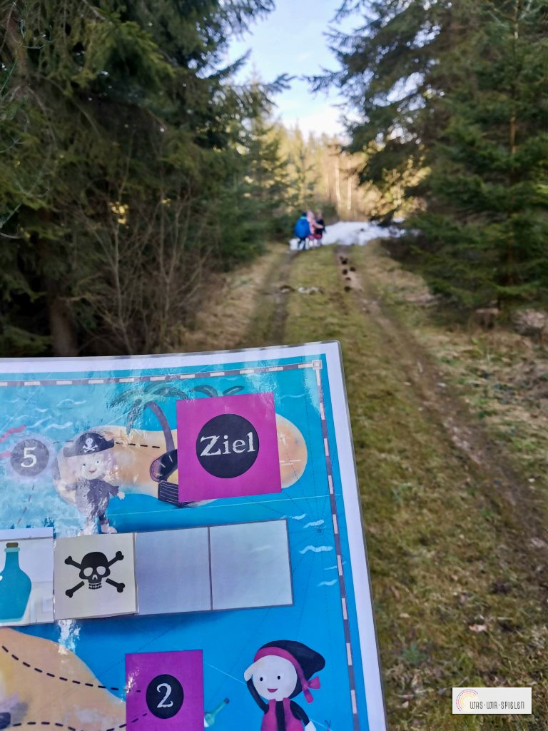 Schatzsuche durch den Wald