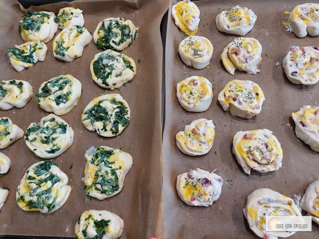 Die Schnecken mit Dotter bestreichen