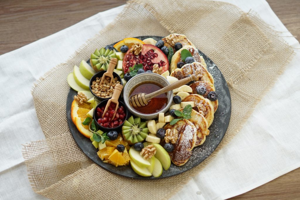 Unsere einfachen, schnellen Pancakes mit Obst. Kinder lieben diese besondere Mahlzeit.