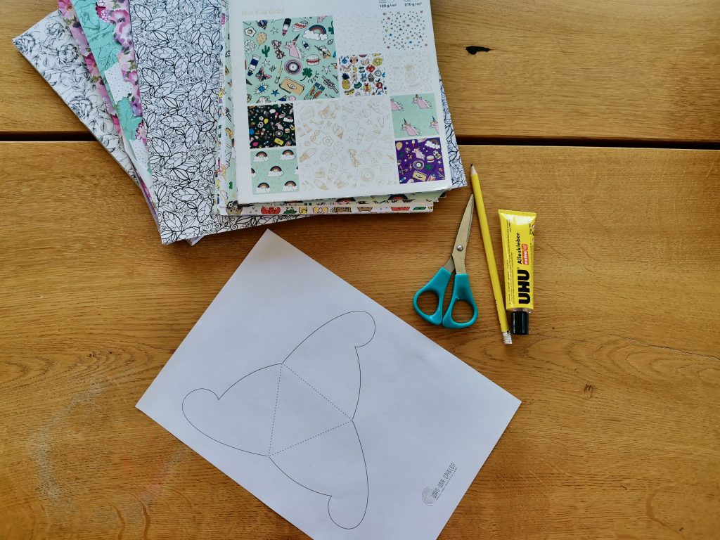 Man braucht - Motivpapier, Schere, Bleistift und die Vorlage