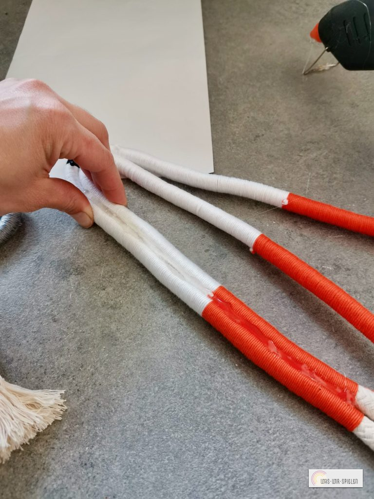 Stränge mit Heißkleber zusammenfügen