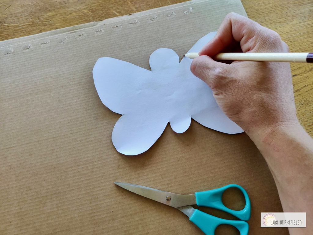 Die Form wird aufgemalt und ausgeschnitten