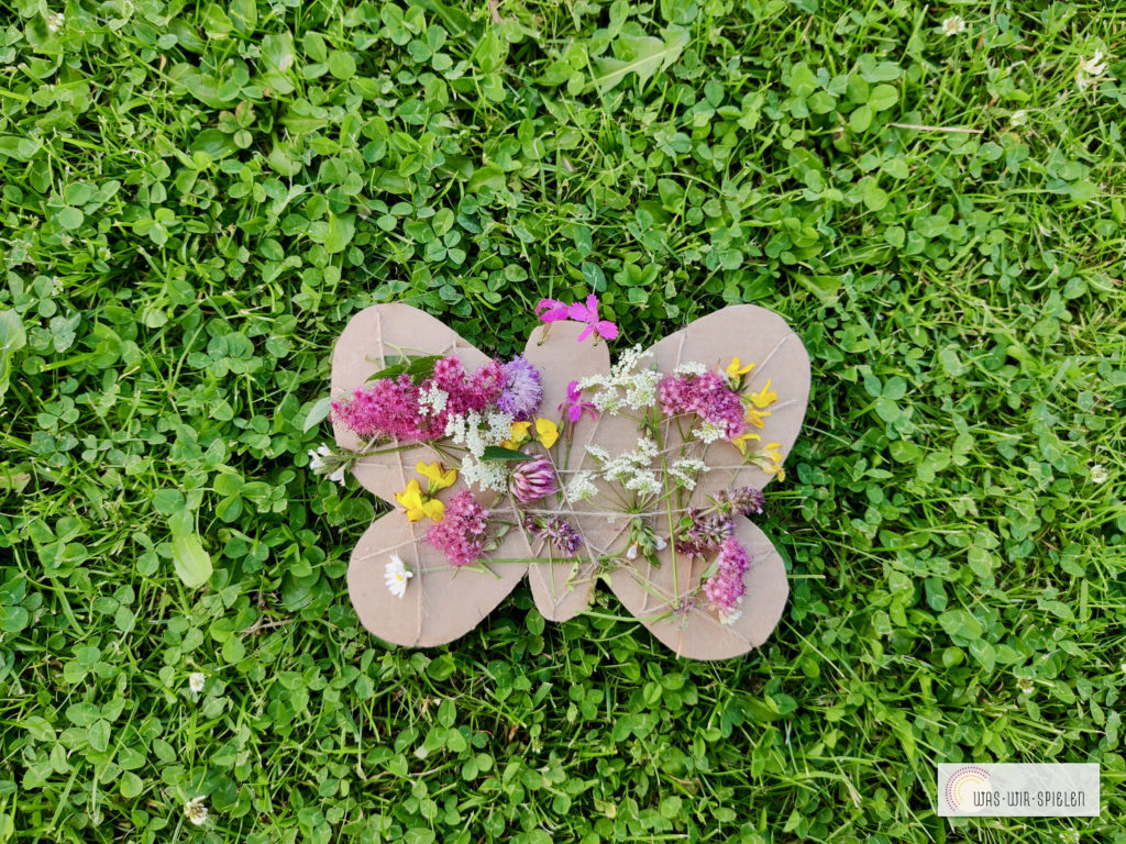Schmetterling aus Karton mit Blumen verschönern