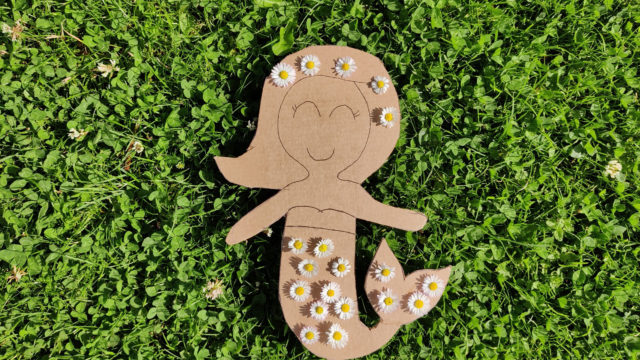Kartonfiguren mit Blüten verzieren – zwei Ideen