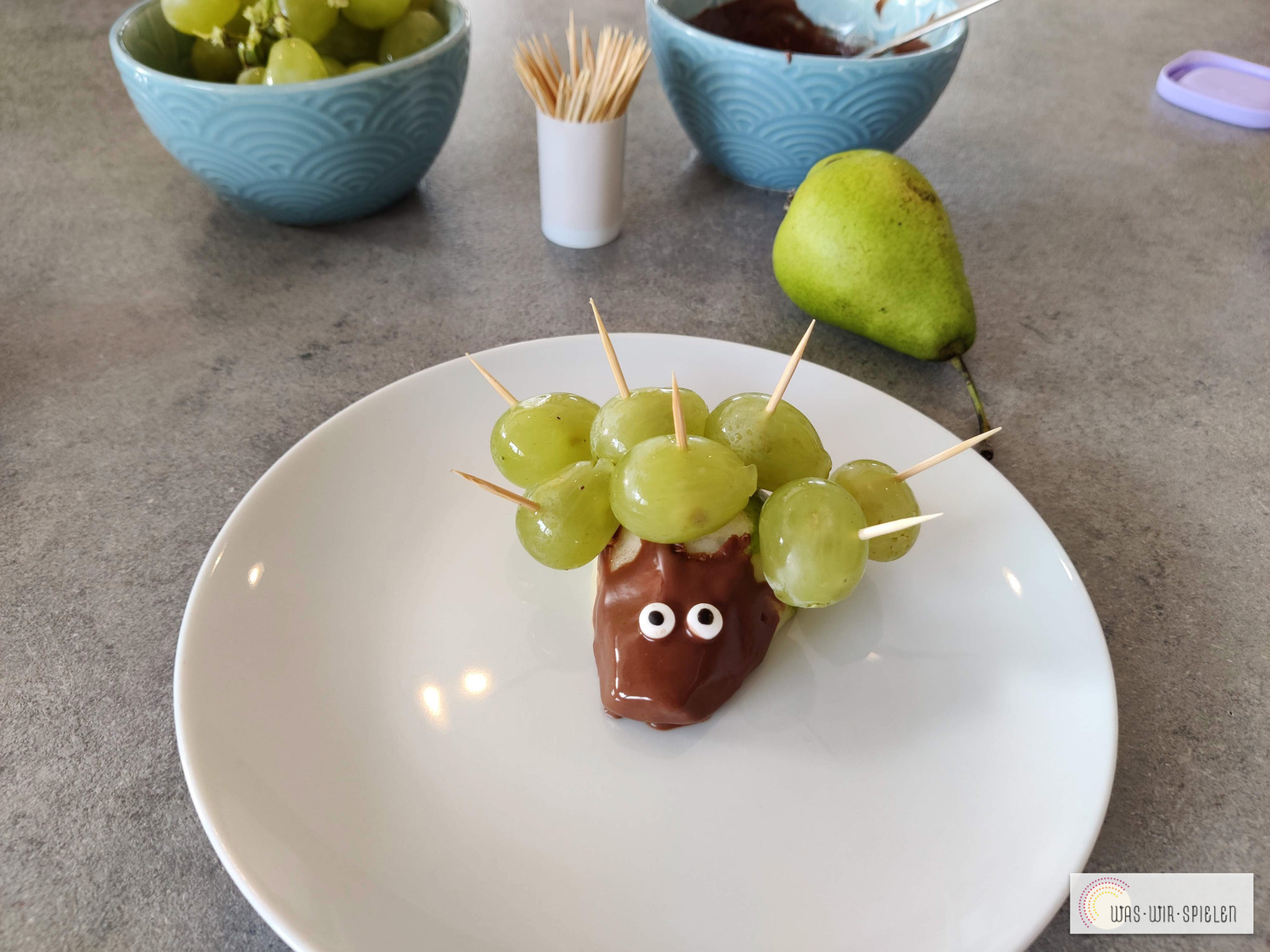 Süße Birnen Igel - gesunder Snack für Kinder - waswirspielen.com Süße Birnen Igel - gesunder Snack für Kinder - waswirspielen.com