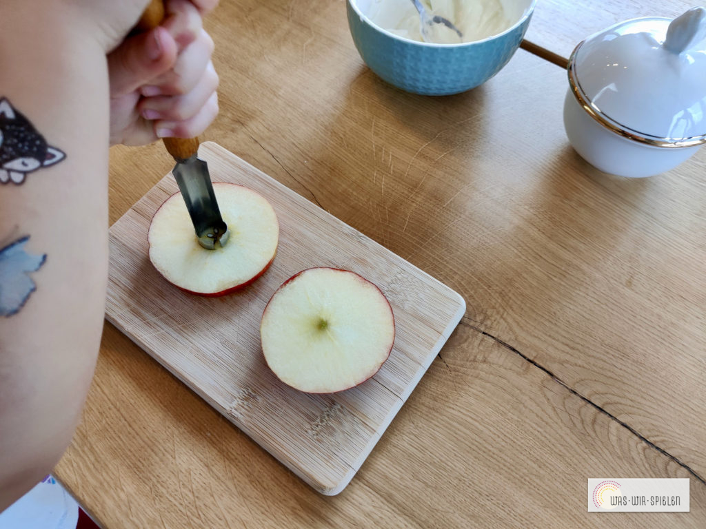 Apfel in Scheiben schneiden und Scheiben entkernen