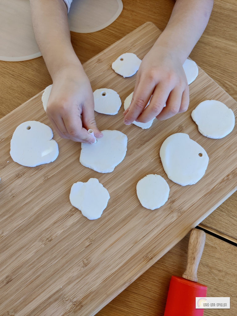 Strohhalme helfen beim Stechen der Löcher