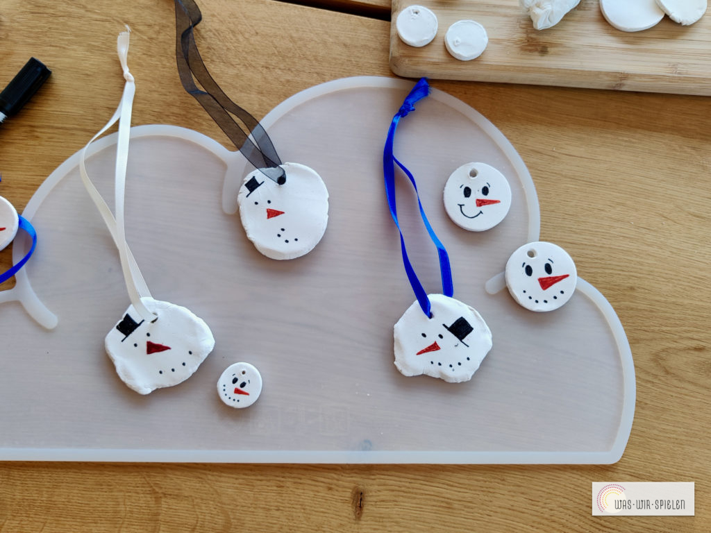 Kaltporzellan Schneemänner - winterliche Anhänger