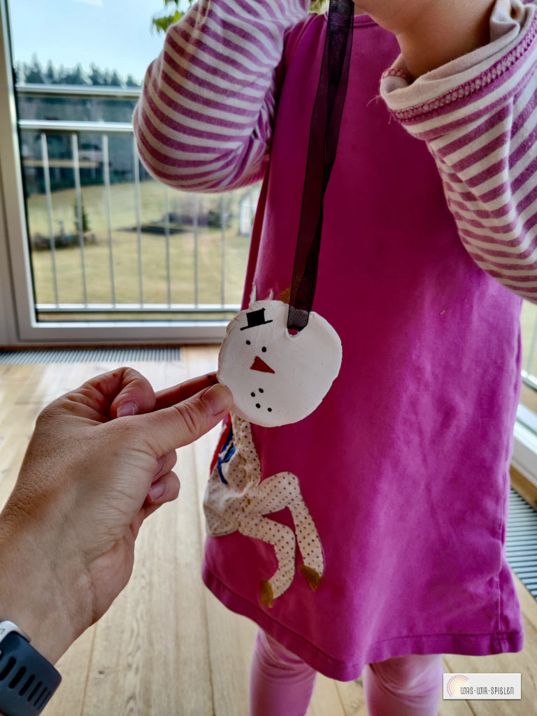 Geschenkbänder zum Aufhängen anbringen - und fertig