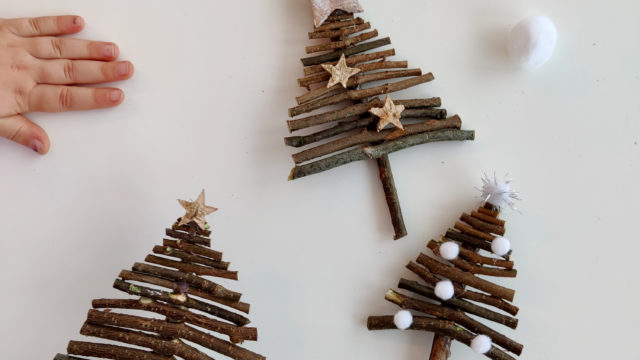 Zwei winterliche Tannenbaum – Anhänger aus Ästen