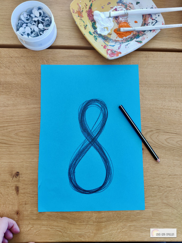 Male die Acht viele Male nach, damit sie ganz dick wird