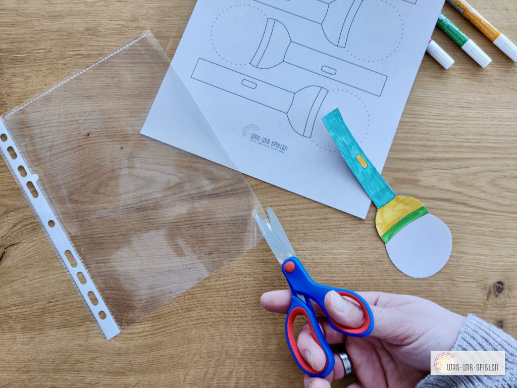 Nun wird die Folie an einer Seite eingeschnitten