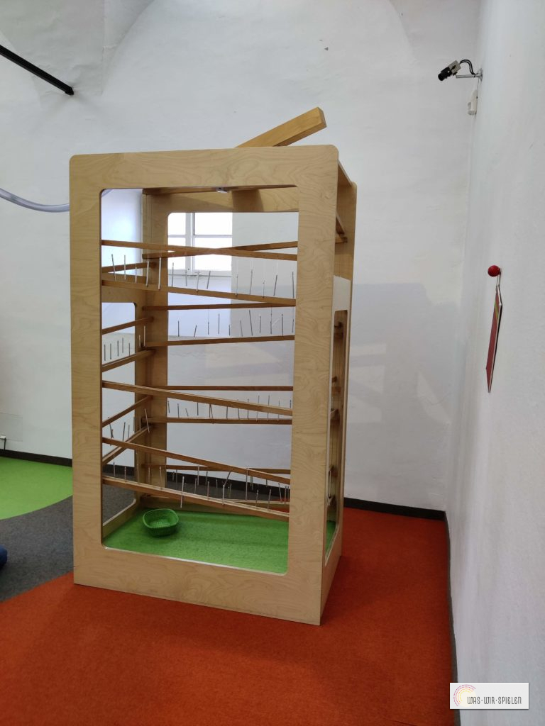 Ein ganzer Raum voller Murmelbahnen