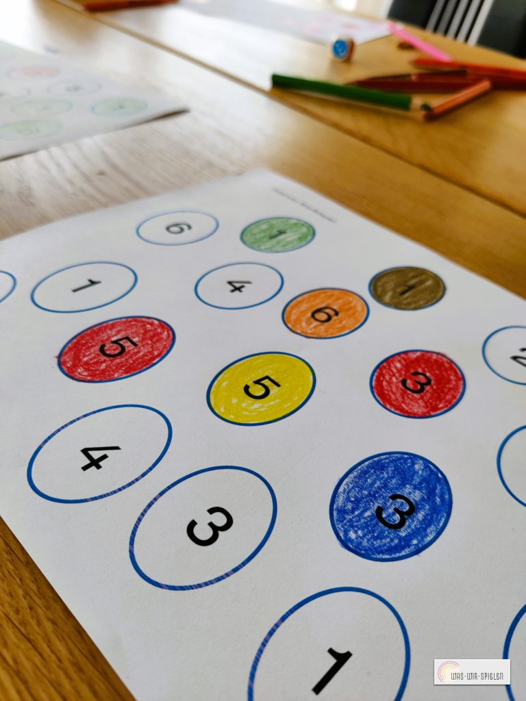 Die gewürfelten Eier werden bunt bemalt