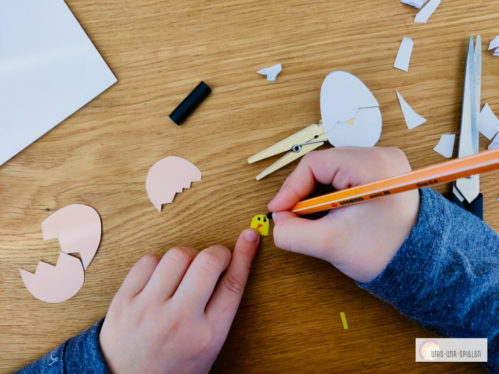 Augen und Schnabel aufmalen