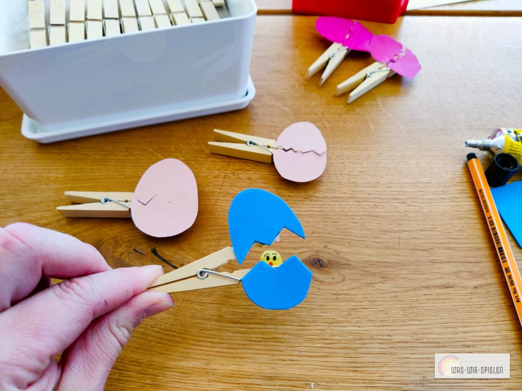 Küken als Überraschung im Osterei