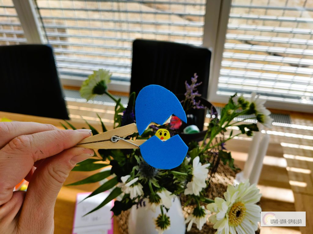 Klammer auf - Küken guckt hervor