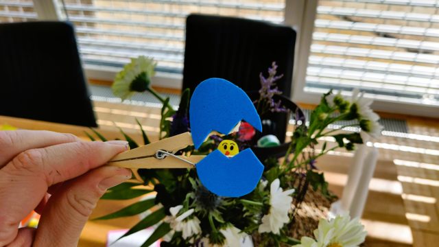 Küken guckt aus dem Ei – Basteln für Ostern