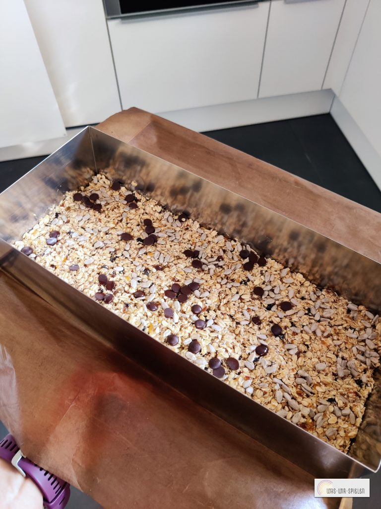 In einer Auflaufform werden die Riegel nun gebacken