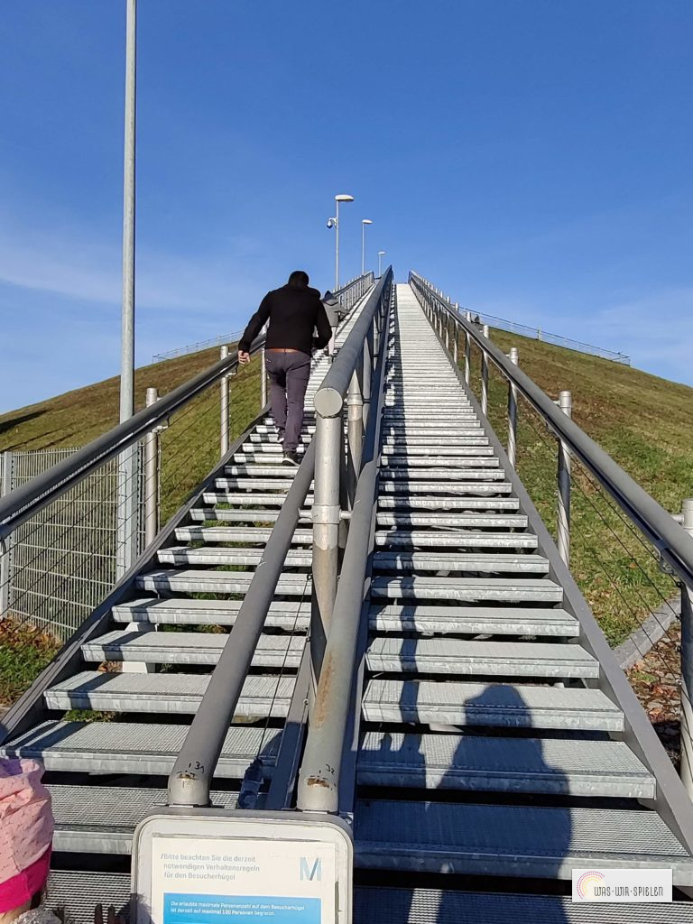 Treppe zum Besucherhügel