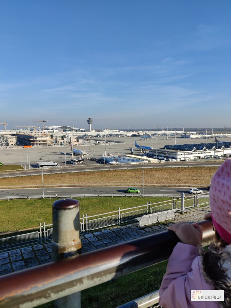 Wir beobachten die Flugzeuge